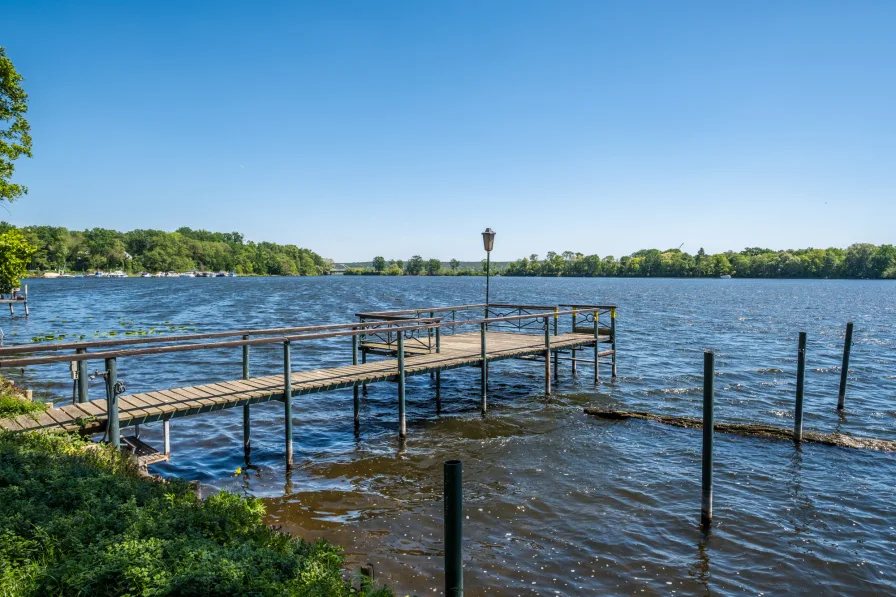 Badesteg auf dem privaten Wassergrundstück (Bootssteg mit 10 Plätzen in Planung - zusätzlich Marina fußläufig)