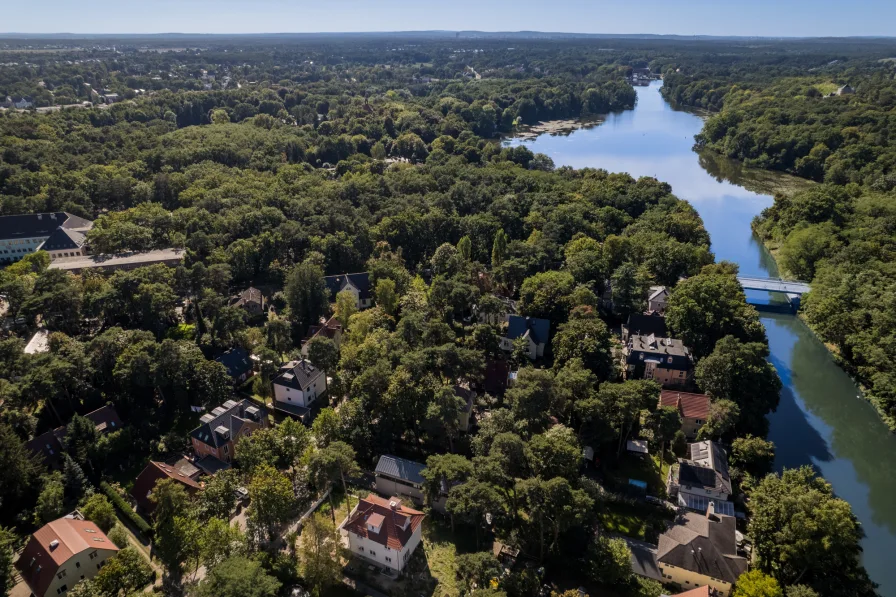 Wide view of the surroundings with view of Teltow canal and Machnower lake 