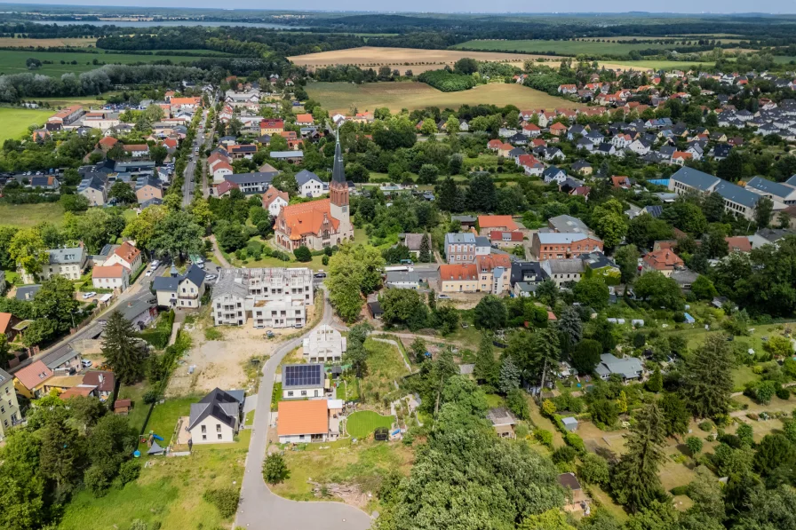 Blick auf die weitläufige Feldlandschaft und den großen Zernsee