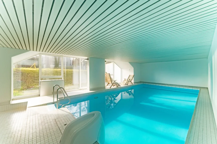 Communal pool area with sauna 