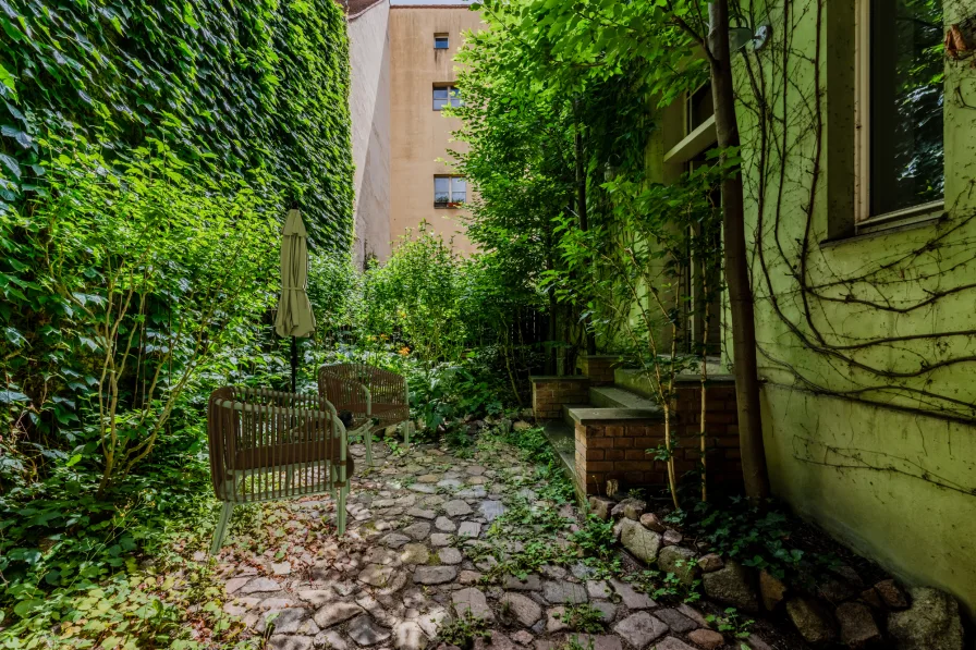 Courtyard with visualization