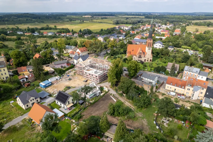 Luftbild in Blickrichtung der Bornimer Kirche