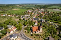 Blick auf die weitläufige Feldlandschaft und den großen Zernsee