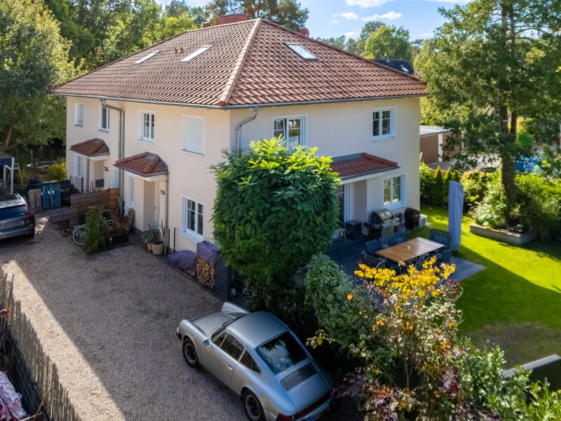 View of driveway / entrance