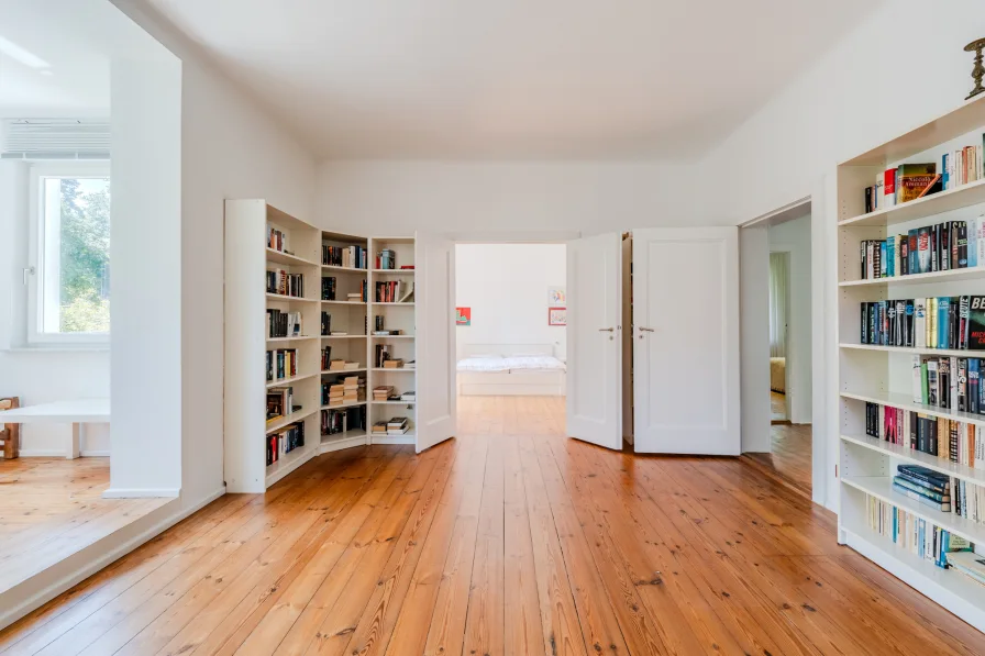 Sichtachse Obergeschoss nebst zwei Schlafzimmern & Home Office Schreibtisch mit Blick in den Garten