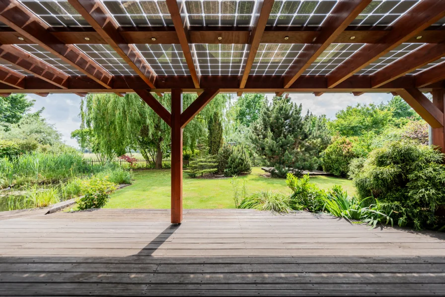 Große überdachte Terrasse mit Solar