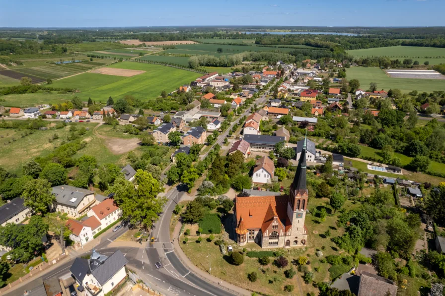 Blick auf die weitläufige Feldlandschaft und den großen Zernsee