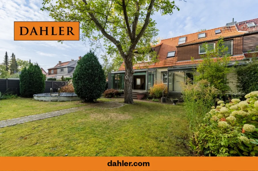 Cover picture - Haus kaufen in Kleinmachnow - Semi-detached house with charm, sunny garden and lots of potential