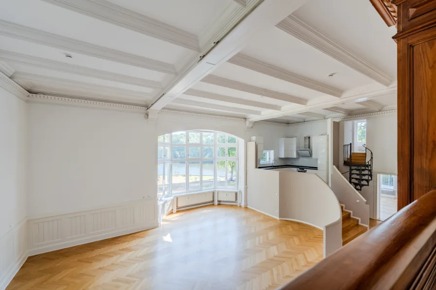 View over the living area with 4.90 m ceiling height 