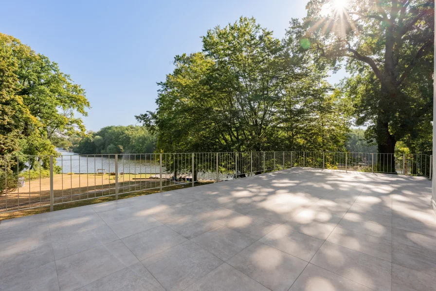 Large terrace with a view of the Kleiner Wannsee 