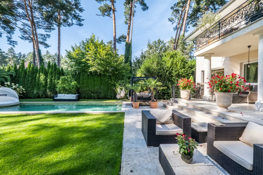 Terrasse mit Blick in den Garten