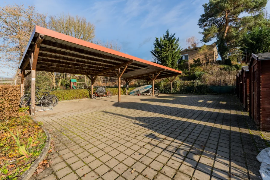 Carport with charging connection for electric vehicles