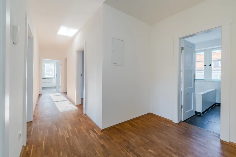 Spacious hallway with spacious entrance area