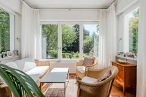 Lounge mit Blick auf die Gartenlandschaft