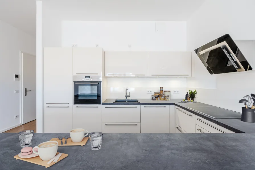 Fully fitted kitchen with Siemens appliances