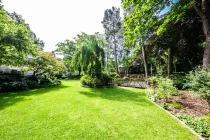 Blick in den großen Garten mit Schwimmteich