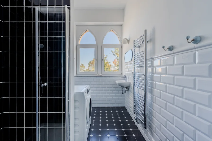 Guest bathroom with walk-in shower