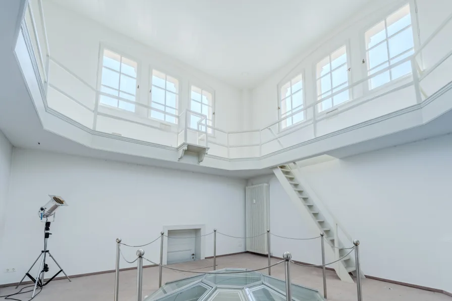 Light-flooded gallery above the atrium