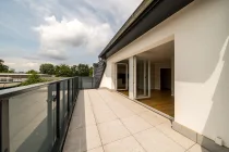 Terrasse mit viel Platz und Teilblick auf die Havel