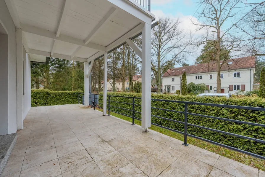 Große Terrasse mit Blick in den Garten 