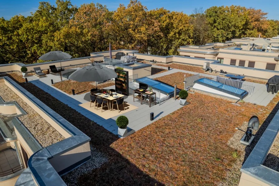 Große Dachterrasse mit zwei Zugängen