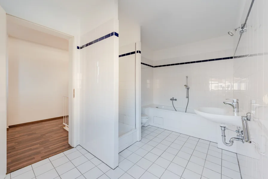 Large bathroom on the upper floor