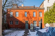 Gartenansicht mit privater und ruhiger Terrasse 