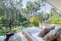 Balkon mit Blick über den Garten