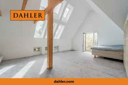 Light-flooded living area - Haus kaufen in Kleinmachnow - Symbiosis of old and new building with granny apartment and great potentia