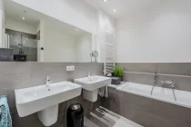 Bathroom with bathtub and double washbasin