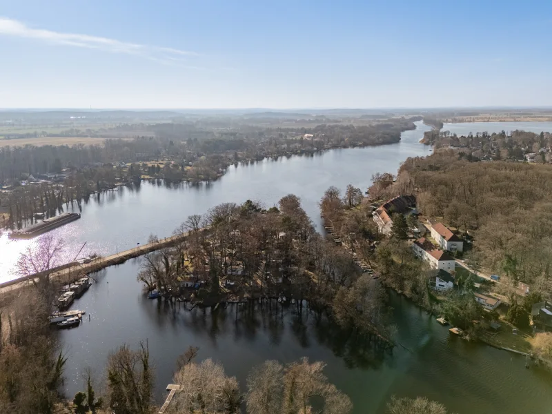 Luftbild mit Blick auf die Seenlanschaft