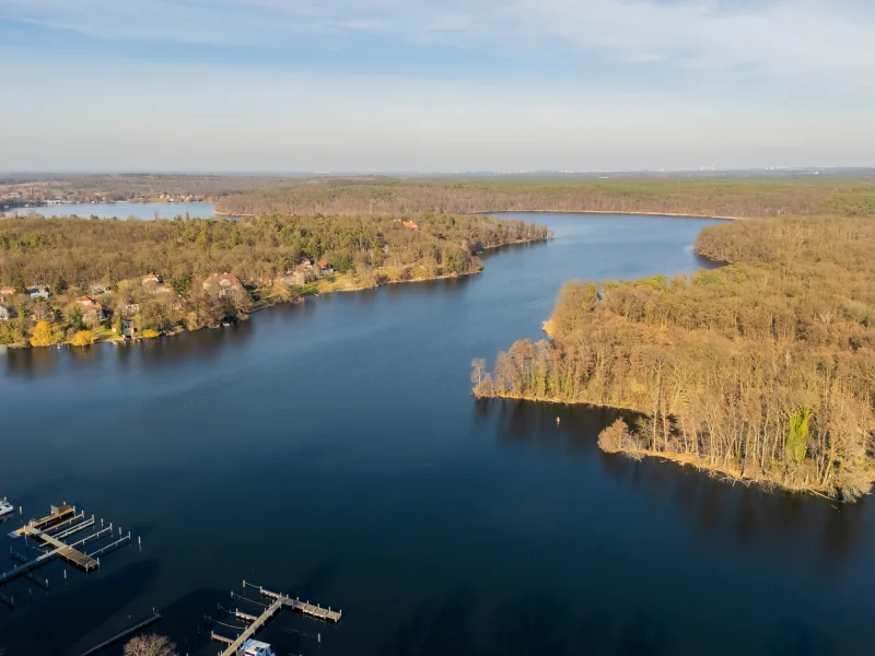 Luftbild mit Blick auf die Seenlanschaft