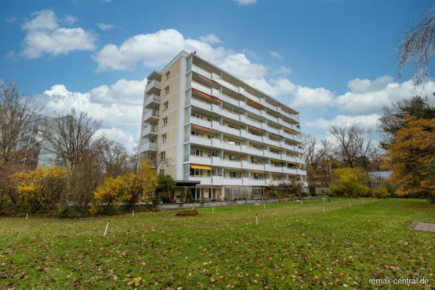  - Wohnung kaufen in München - RE/MAX - Renovierungsbedürftige Whg mit Terrasse & Gartenanteil