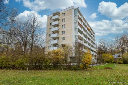 Ansicht - Wohnung kaufen in München - RE/MAX - Ruhig gelegene, renovierungsbedürftige Whg mit Terrasse und eigenem Garten