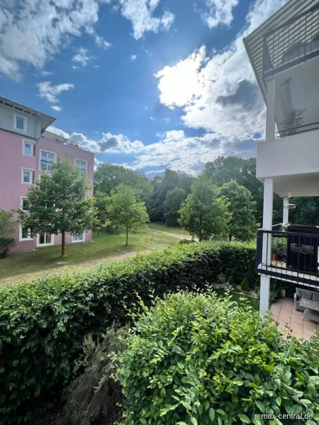 Balkon mit Aussicht - Wohnung kaufen in München - RE/MAX - Leben und Wohnen in herrschaftlicher Uferlage am Pasinger Stadtpark!