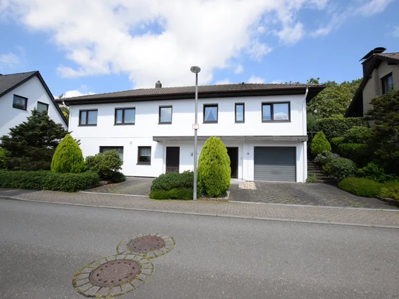 Blick von der Strasse - Haus kaufen in Wuppertal - Großzügiges Einfamilienhaus in toller Lage