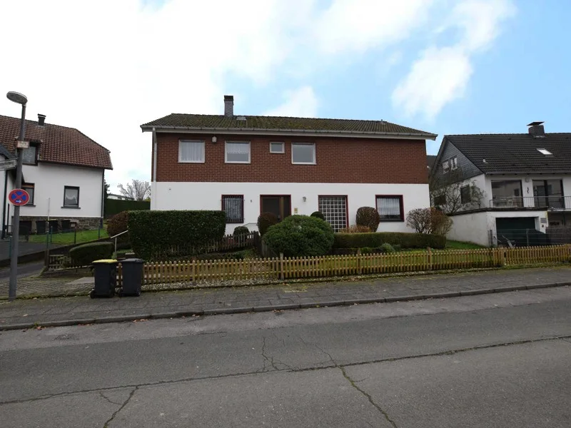 Strassenansicht - Haus kaufen in Wuppertal - Freistehendes Einfamilienhaus mit Doppelgarage in Beyenburg