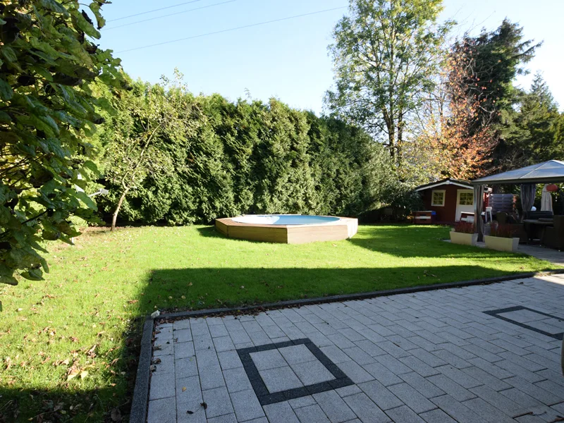 Garten mit Pool