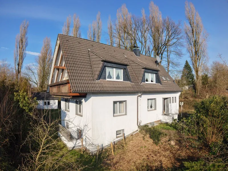 Ansicht - Haus kaufen in Wuppertal - Ein-bis Zweifamilienhaus in ruhiger Wohnlage auf Hatzfeld