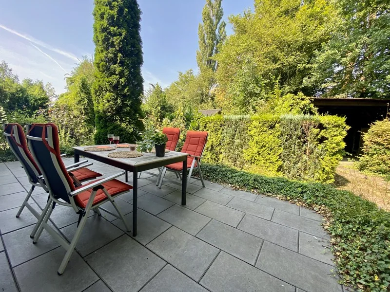 Terrasse mit Küchen- und Wohnzimmerzugang