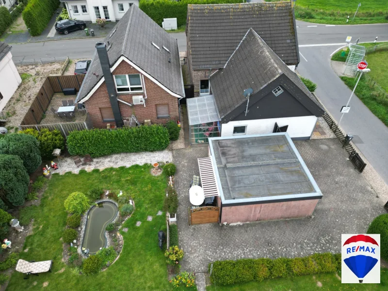 Luftbild über den Garten zum Haus