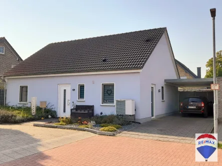 Titelbild - Haus kaufen in Kranenburg - Neuwertiger Bungalow mit Satteldach und Ausbaureserve im Neubaugebiet von Kranenburg