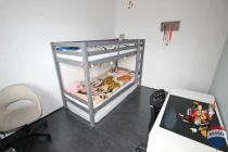 Schlafzimmer 2 Fesnterseitig