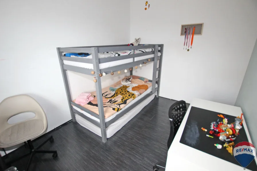 Schlafzimmer 2 Fesnterseitig