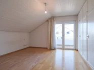 Schlafzimmer mit Einbauschrank und Zugang zum Balkon