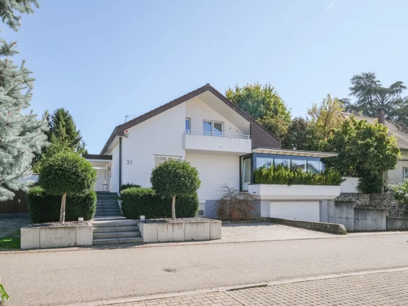 Titelbild - Haus kaufen in Grenzach-Wyhlen - Großzügiges Einfamilienhaus mit Garten in Grenznähe