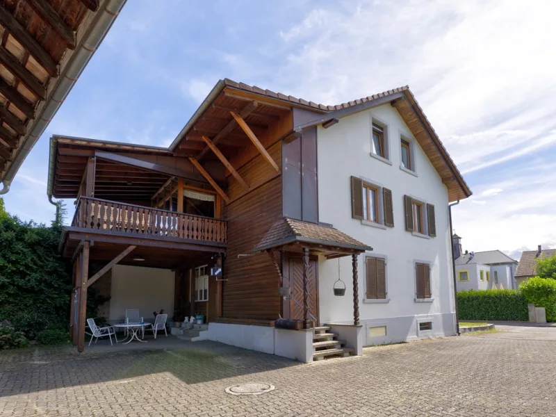 Titelbild - Haus kaufen in Lörrach - Charmantes Einfamilienhaus mit großer Scheune in Lörrach Haagen