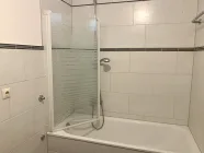 Badezimmer mit Duschwanne