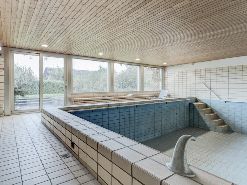 Schwimmbad mit Sauna und Dusche