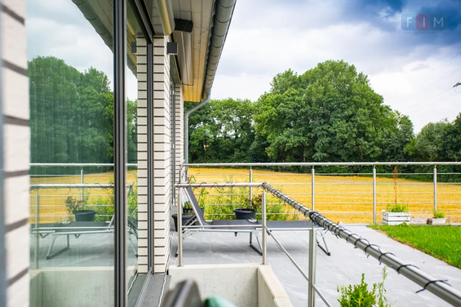 Außenansicht - Haus kaufen in Bünde - Exklusives Anwesen am Südhang mit Weitblick, Doppelgarage und Carport!